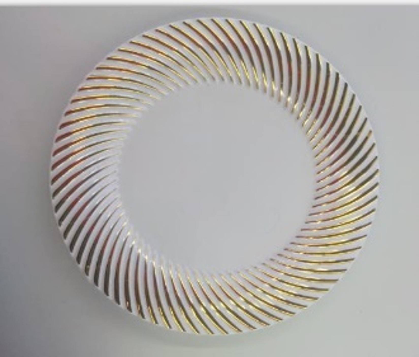 10" WHITE PLASTIC PLATE W/GOLD SWIRL DESIGN RIM
