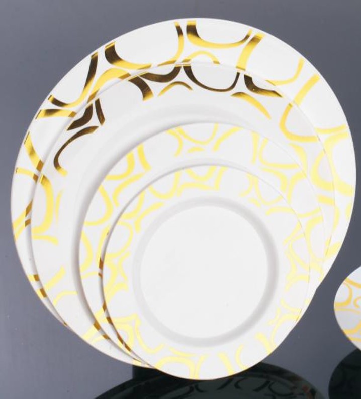 9" WHITE PLASTIC PLATE W/GOLD DECORATED RIM